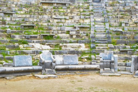 Foto de Columnas jónicas del templo de Atenea Polias de Priene, era una ciudad griega antigua de Ionia situada en la base de Mycale, 6 kilómetros al norte del río Maeander, Gullubahce, Soke, Turquía - Imagen libre de derechos