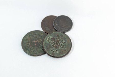 alte osmanische Imperiummünzen unterschiedlicher Größe auf weißem Hintergrund.