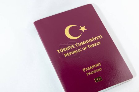 Téléchargez les photos : Passeport rouge officiel turc - Turquie, fond blanc isolé - en image libre de droit
