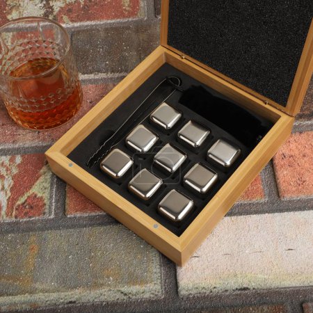 Foto de Conjunto de piedra de whisky de acero inoxidable en caja de bambú, Conjunto de piedra de whisky, Regalo para amante del whisky, disparo conceptual, vista superior, piedras de whisky - Imagen libre de derechos