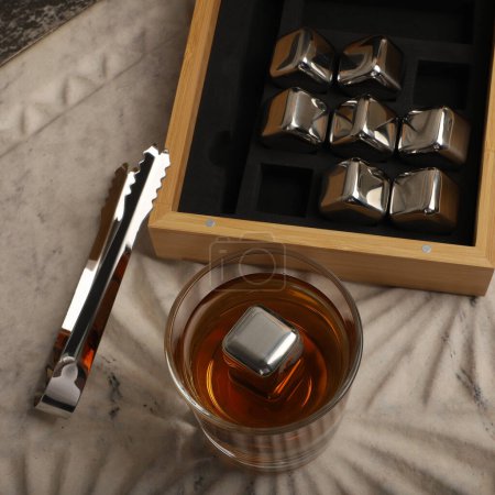 Foto de Conjunto de piedra de whisky de acero inoxidable en caja de bambú, Conjunto de piedra de whisky, Regalo para amante del whisky, disparo conceptual, vista superior, piedras de whisky - Imagen libre de derechos