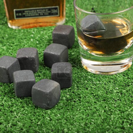 Foto de Whiskey cooler set piedras de jabón gris de cerca. Imagen conceptual, vista superior. concepto de piedra de whisky cubo de enfriamiento. Piedra de whisky gris. - Imagen libre de derechos