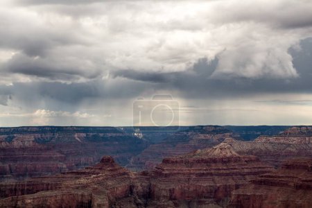 Téléchargez les photos : Merveilleux et étonnant Grand Canyon aux États-Unis avec sa forme surréaliste recouverte de lumière du coucher du soleil. Couleurs haute définition des canyons et des montagnes. - en image libre de droit