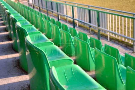 Téléchargez les photos : Chaises vertes vides dans le stade - en image libre de droit