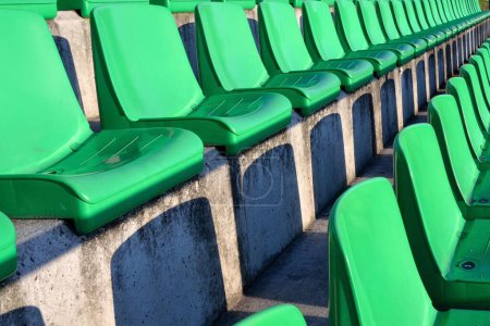 Téléchargez les photos : Sièges verts vides et sièges au stade - en image libre de droit