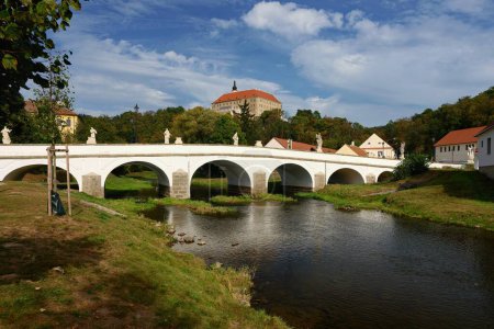 Beau vieux château avec un pont sur la rivière au coucher du soleil. Ancienne architecture européenne. Namest nad Oslavou - une ville en République tchèque.