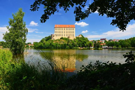 Plumlov - República Checa. Hermoso castillo viejo junto al lago. Una instantánea de la arquitectura en la temporada de verano.