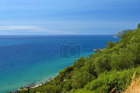 Schöner Strand mit Meer, Sonne und blauem Himmel. Konzept für Reisen und Sommerurlaub. Griechenland-Insel Korfu. Agios Gordios