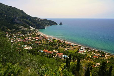 Schöner Strand mit Meer, Sonne und blauem Himmel. Konzept für Reisen und Sommerurlaub. Griechenland-Insel Korfu. Agios Gordios