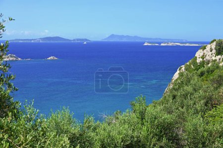 Schöner Strand mit Meer, Sonne und blauem Himmel. Konzept für Reisen und Sommerurlaub. Griechenland-Insel Korfu.