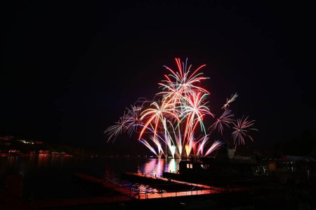 schönes buntes Feuerwerk mit Reflexionen im Wasser. Brno Damm, die Stadt von Brno-Europa. Internationaler Feuerwerkswettbewerb.
