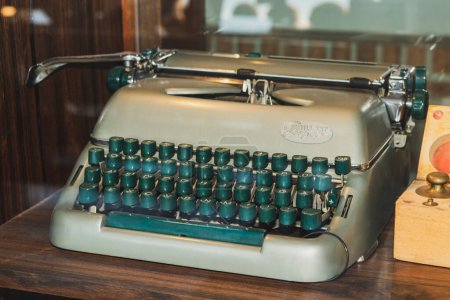 Foto de Nha Trang, Vietnam - 4 de enero de 2019: Máquina de escribir Vintage BRILLANT Super. - Imagen libre de derechos
