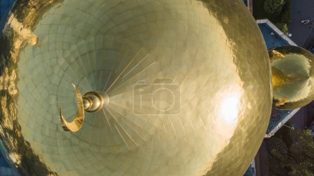 Téléchargez les photos : Almaty, Kazakhstan - 17 août 2023 : Dôme doré avec croissant de lune. Vue d'en haut. La mosquée centrale - en image libre de droit