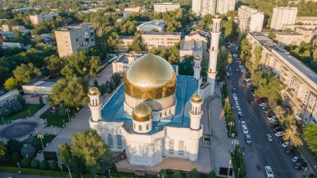 Foto de Almaty, Kazajstán - 17 de agosto de 2023: La mezquita central de la metrópolis en el fondo de la ciudad. Estado Islámico - Imagen libre de derechos