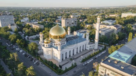 Téléchargez les photos : Almaty, Kazakhstan - 17 août 2023 : Belle mosquée centrale de la métropole sur le fond de la ville. État islamique - en image libre de droit