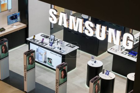 Foto de Almaty, Kazajstán - 17 de agosto de 2023: Samsung Electronics Store. Compañía de electrónica coreana. Tecnología moderna - Imagen libre de derechos