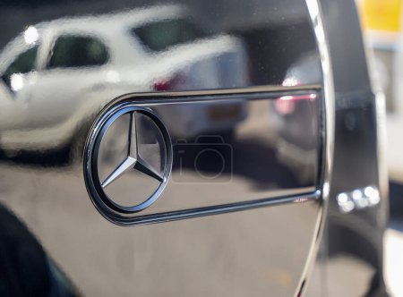 Téléchargez les photos : Almaty, Kazakhstan - 11 novembre 2023 : Emblème sur une Mercedes-Benz noire. - en image libre de droit