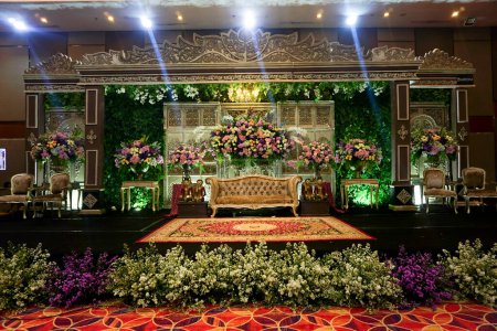 Téléchargez les photos : Décoration d'intérieur mise en place pour le mariage javanais avec beaucoup de fleurs fraîches. - en image libre de droit
