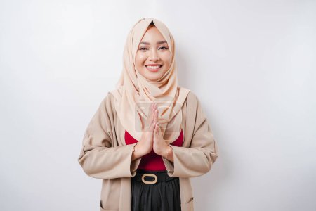 Retrato de una joven hermosa musulmana con un gesto de hiyab saludando a Eid Mubarak