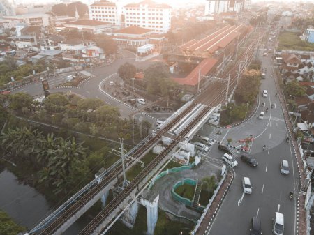 Téléchargez les photos : Trafic aérien avec pont ferroviaire dans la ville de Yogyakarta. Yogyakarta, Indonésie - janvier 2023. - en image libre de droit