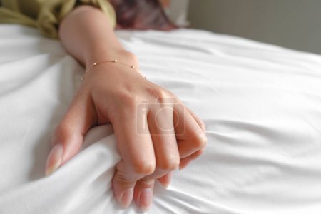 Téléchargez les photos : Une photo des mains d'un homme et d'une femme faisant l'amour sur un lit. faire l'amour. - en image libre de droit