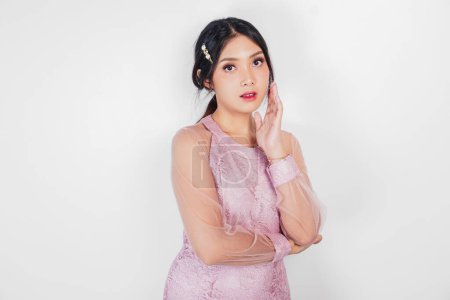 Téléchargez les photos : Portrait d'une jeune belle femme asiatique portant une robe rose, concept de séance beauté - en image libre de droit