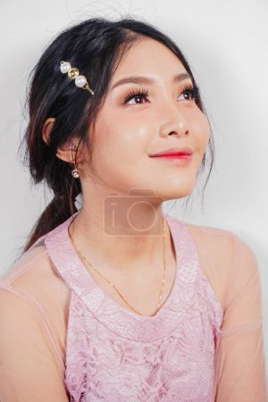 Téléchargez les photos : Portrait d'une jeune belle femme asiatique portant une robe rose, concept de séance beauté - en image libre de droit