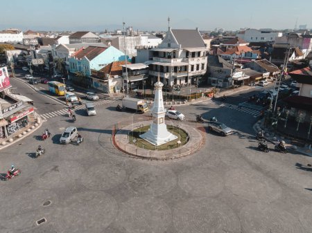 Téléchargez les photos : Vue aérienne du monument de Tugu Yogyakarta avec un trafic achalandé. - en image libre de droit