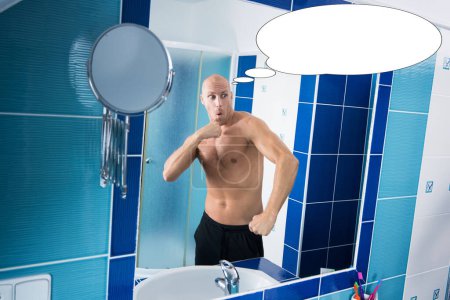Foto de Imagen divertida con idea de burbuja hombre mira el espejo en el baño. - Imagen libre de derechos