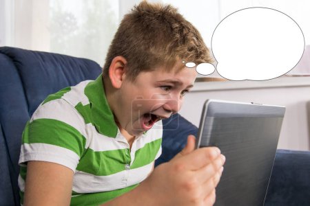 Foto de Niño obeso sentado en la computadora
. - Imagen libre de derechos