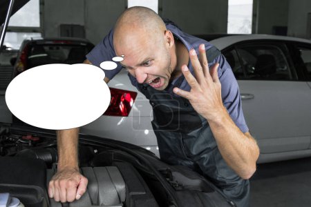 Foto de Imagen divertida con el técnico del servicio del coche de la idea de la burbuja que repara el motor del coche. - Imagen libre de derechos