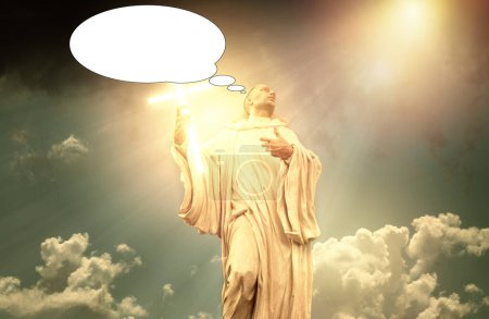 Image drôle avec idée de bulle dieu fantaisie statue sainte avec crucifix et ciel dramatique.
