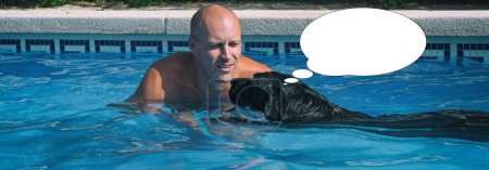 Foto de Imagen divertida con idea de burbuja hombre y perro labrador disfrutar de la piscina. - Imagen libre de derechos