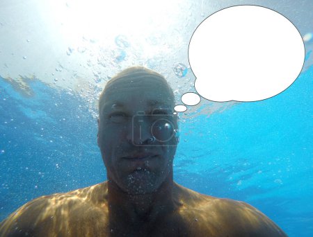 Foto de Imagen divertida con la cara del hombre de la idea de burbuja bajo el agua. - Imagen libre de derechos
