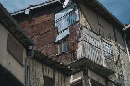 Téléchargez les photos : Vieille maison détériorée bordée de métal rouillé en Espagne. - en image libre de droit