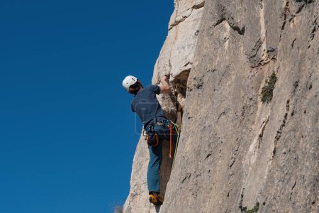 Foto de Escalador de rocas en las montañas españolas con cielo azul. - Imagen libre de derechos