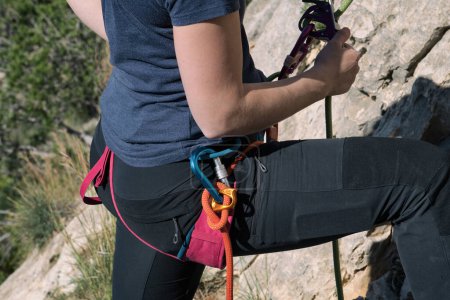 Foto de Primer plano de chica escaladora con equipo en acción. - Imagen libre de derechos