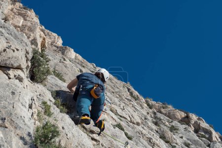 Foto de Escalador de rocas en las montañas españolas con cielo azul. - Imagen libre de derechos