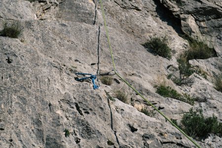 Foto de Equipo de primer plano de escalador con cuerda en la roca. - Imagen libre de derechos