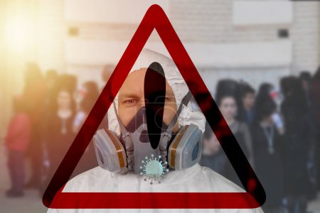 Foto de Símbolo de precaución virus peligro y bacterias, Hombre con máscara de gas y personas borrosas en el fondo. Coronavirus 2019 - nCoV - Imagen libre de derechos
