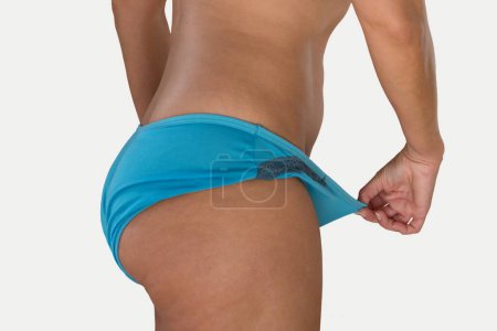 Foto de Progreso de la dieta con sobrepeso, primer plano de la mujer del abdomen sobre fondo blanco. - Imagen libre de derechos