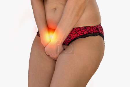Foto de Primer plano de la mujer con problemas vaginales sosteniendo su entrepierna en el baño. - Imagen libre de derechos