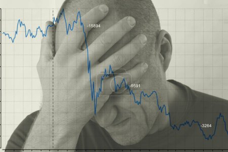 Foto de La caída de la curva del mercado de valores y un hombre nervioso en el fondo - Imagen libre de derechos