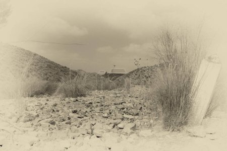 Foto de Fotografía histórica amarillenta y descolorida de la carretera del país. - Imagen libre de derechos