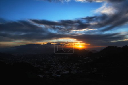 Foto de Vista del colorido atardecer del volcán del Teide en Tenerife, Pico de teide, isla de Canarias, parque nacional teide. - Imagen libre de derechos