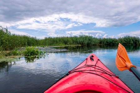 Téléchargez les photos : Point de vue kayakiste avec un beau paysage. Kayak arc avec une vue sur la rivière et se précipite. Concept de kayak de rivière. Vacances actives dans la nature sauvage. - en image libre de droit