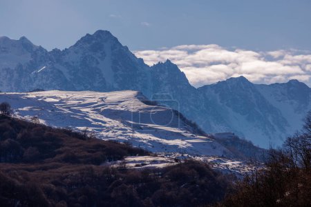 Téléchargez les photos : Beau paysage de montagne. Vue panoramique sur les montagnes enneigées d'hiver du Grand Caucase du Nord. Elbrus, Balkans supérieurs, Kabardino-Balkarie, Russie. - en image libre de droit