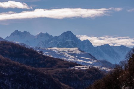 Téléchargez les photos : Beau paysage de montagne. Vue panoramique sur les montagnes enneigées d'hiver du Grand Caucase du Nord. Elbrus, Balkans supérieurs, Kabardino-Balkarie, Russie. - en image libre de droit