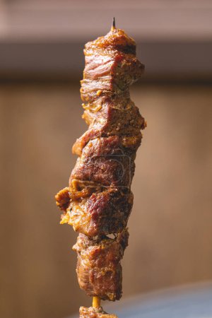 Foto de Skewers with beef that are called churrasquinho in Brazil. Top view photo. A styrofoam lunchbox with food in the composition. - Imagen libre de derechos