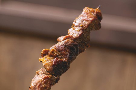 Téléchargez les photos : Skewers with beef that are called churrasquinho in Brazil. Top view photo. A styrofoam lunchbox with food in the composition. - en image libre de droit